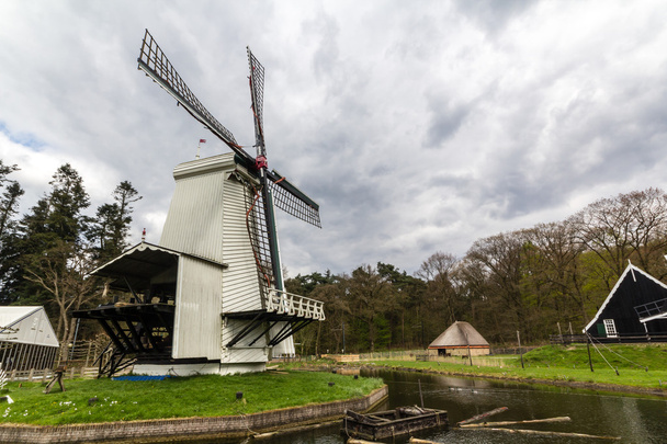 Традиционная голландская мельница - Фото, изображение