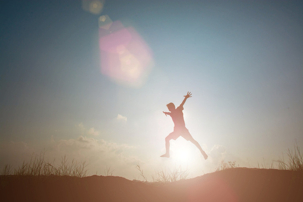  menino pulando e tendo tempo feliz, conceito Sillhouette
 - Foto, Imagem