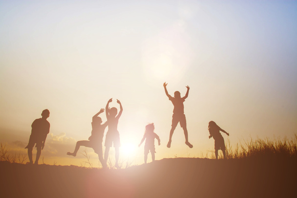 Silueta niños jugando en verano puesta del sol tiempo feliz
 - Foto, imagen