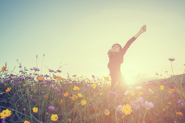 Mosolygó virág kerti boldogság boldog időben gyönyörű nő - Fotó, kép