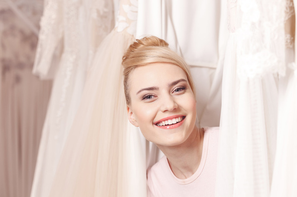 Pretty future bride is making fun in boutique - Foto, Bild