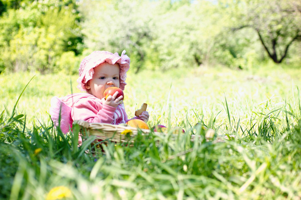 Маленька дитина в парку
 - Фото, зображення