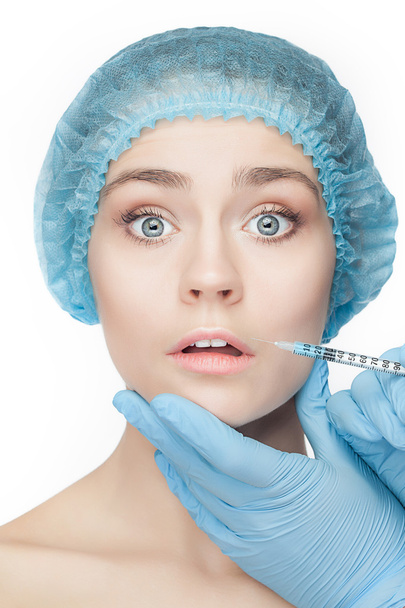 Mulher atraente em cirurgia plástica com seringa no rosto
 - Foto, Imagem