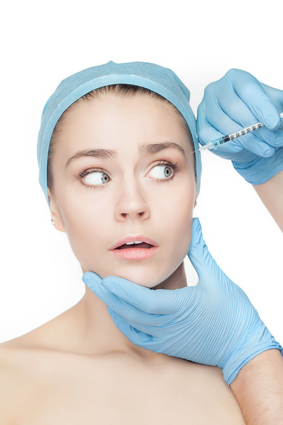 Atraktivní žena v plastické chirurgii s injekční stříkačkou v její tváři - Fotografie, Obrázek