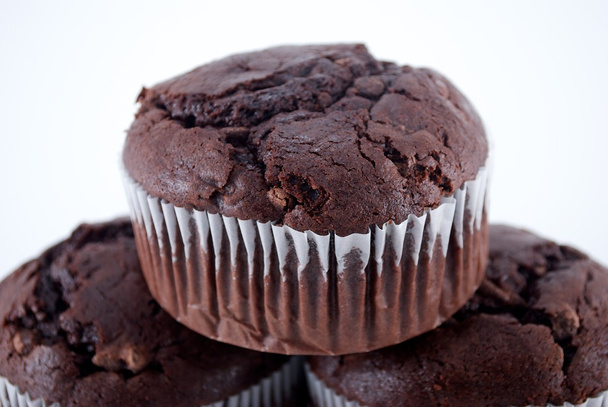 Três Muffins de Chocolate Duplo Empilhados
 - Foto, Imagem