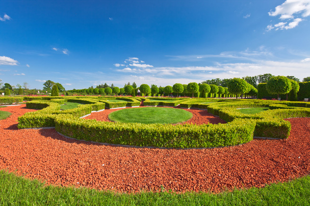 Jardin traditionnel français. Palais de Rundale, Lettonie
 - Photo, image