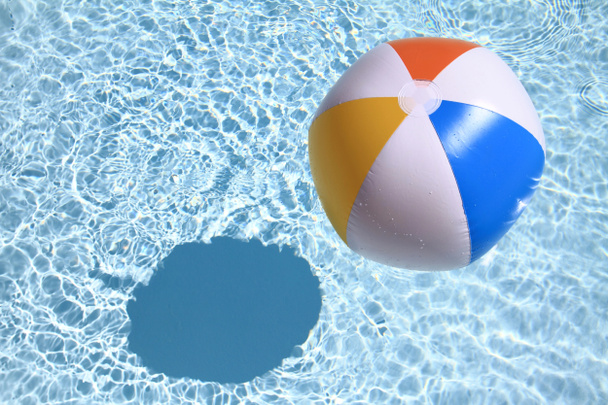 zomer achtergrond. strandbal op het zwembad - Foto, afbeelding
