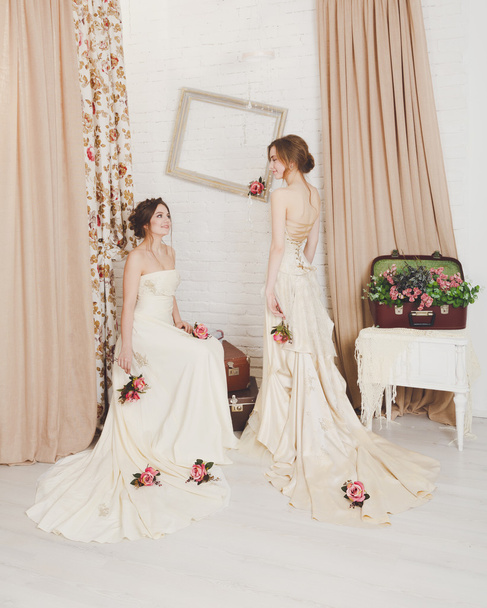 Krásní mladí nevěsty v rustikálních svatebních šatech - Fotografie, Obrázek