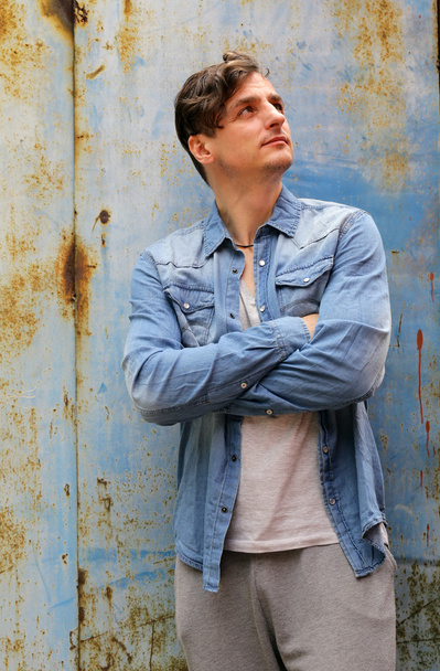 красивий молодий чоловік у синій джинсовій сорочці
 - Фото, зображення