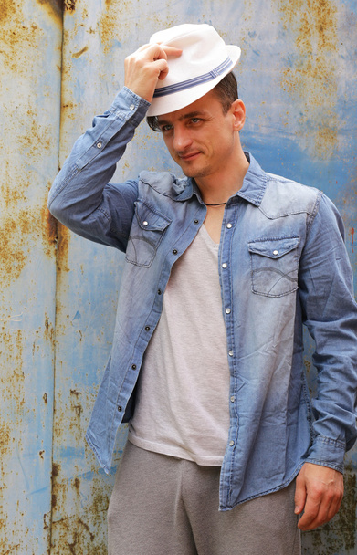 pohledný mladý muž v modré džínové košile - Fotografie, Obrázek
