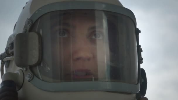 Mulher astronauta falando
 - Filmagem, Vídeo