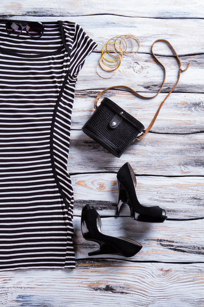 Полосатое черное платье и каблуки
. - Фото, изображение