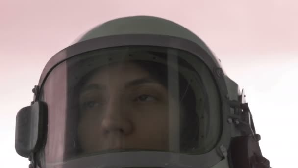 Peloissaan kosmonautti planeetalla
 - Materiaali, video