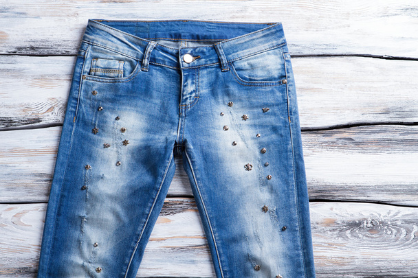 Випадкові джинси з низькою талією
. - Фото, зображення