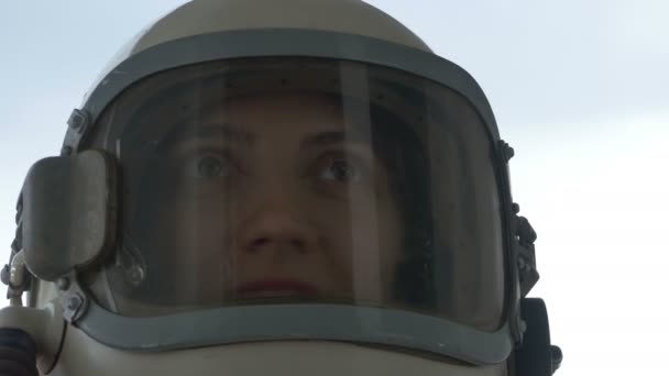 Heureuse astronaute femme
 - Séquence, vidéo