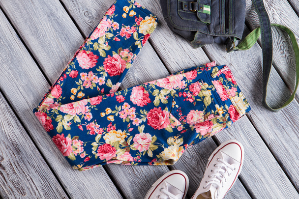 Pantalon floral avec sac à main en denim
. - Photo, image