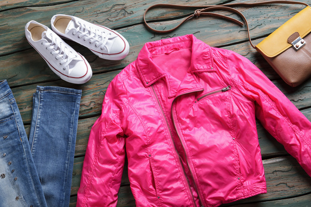 rosa Jacke und weiße Schuhe. - Foto, Bild