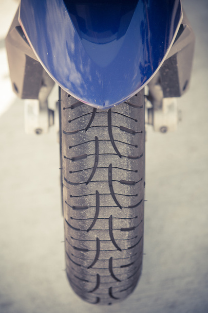 Detalhe da roda da motocicleta
 - Foto, Imagem