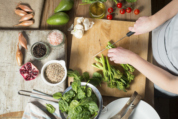 Preparando Brocolli, Salada de espinafre Quinoa
  - Foto, Imagem