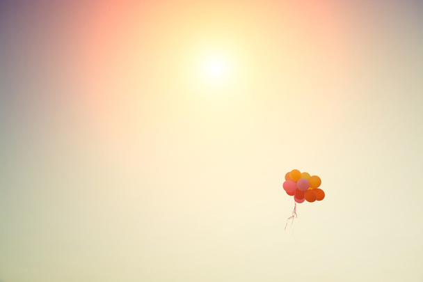 renkli balon gökyüzüne uçup yakalamak değil bu - Fotoğraf, Görsel