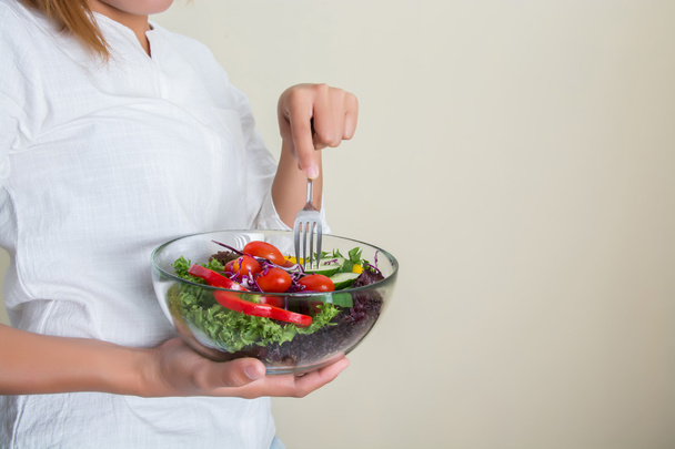 mãos de mulher bonita segurando grande tigela de salada vegetariana fresca
  - Foto, Imagem
