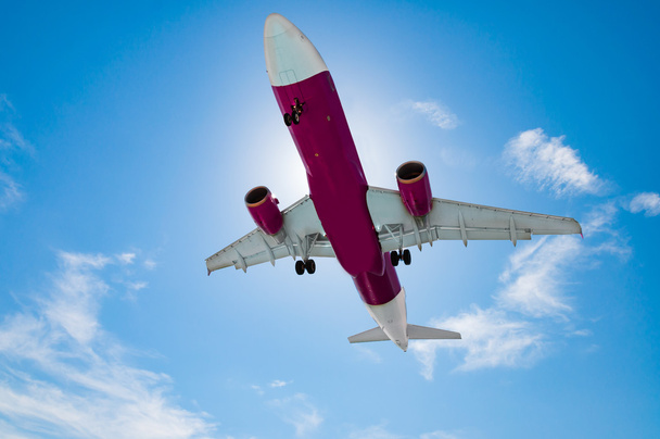 Vliegtuig is landing op de luchthaven met blauwe lucht - Foto, afbeelding