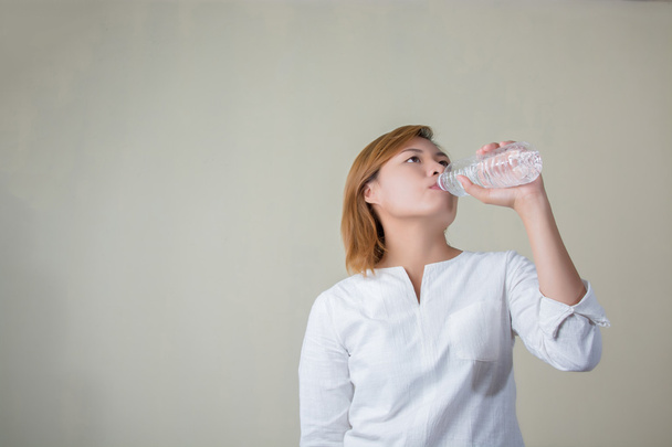 Mujer joven bebiendo agua se ven tan fresco
 - Foto, imagen