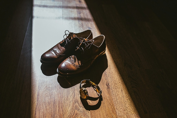 Wedding shoes,  watchs on a wooden background. - Foto, afbeelding