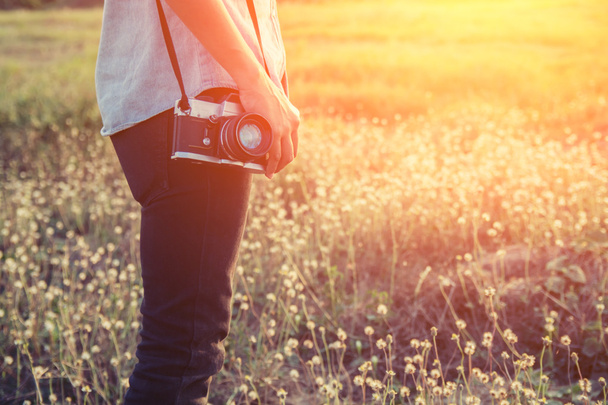 Krásná mladá žena fotograf drží retro fotoaparát v letn - Fotografie, Obrázek