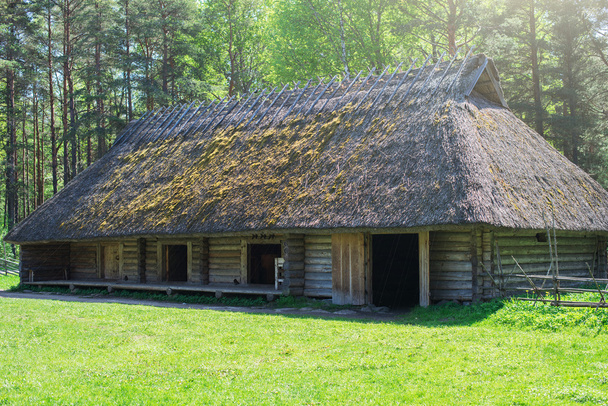 Ancienne ferme estonienne en été
. - Photo, image