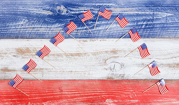 Pequenas bandeiras dos EUA em formação de arco em placas rústicas com nacional
 - Foto, Imagem