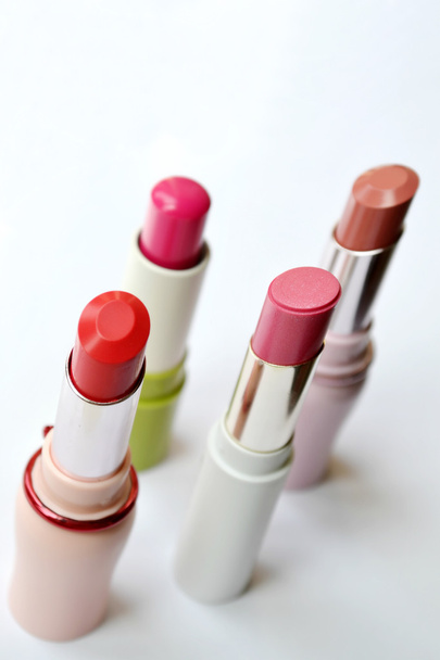 Joukko vaaleanpunainen ja punainen huulipunat eristetty valkoinen
 - Valokuva, kuva
