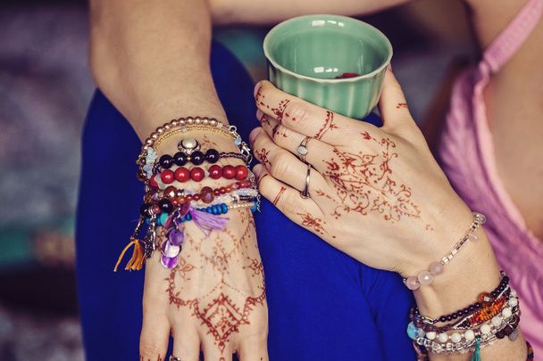 Female hands with mehndi and lot of bracelets - 写真・画像