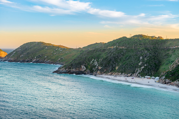 Puesta de sol en las playas cristalinas y turquesas de Pontal do Atalaia, Arraial do Cabo, Río de Janeiro, Brasil
. - Foto, Imagen