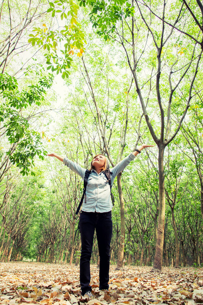 Piękna młoda kobieta noszenia plecaka spaceru w lesie rodzynek - Zdjęcie, obraz