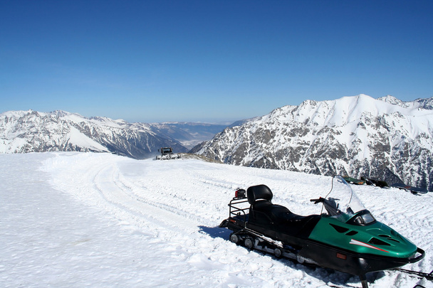 Snowmobile στα βουνά της Dombai - Φωτογραφία, εικόνα