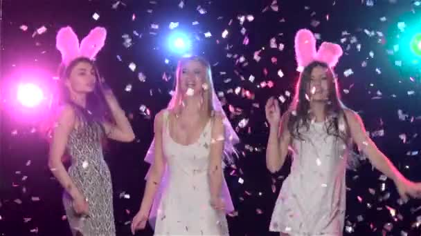 Meisjes op bachelorette partij dansen en kus bruid. Slow Motion - Video