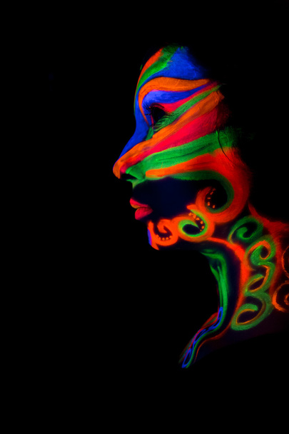 Femme avec maquillage art de la poudre fluorescente UV rayonnante
 - Photo, image