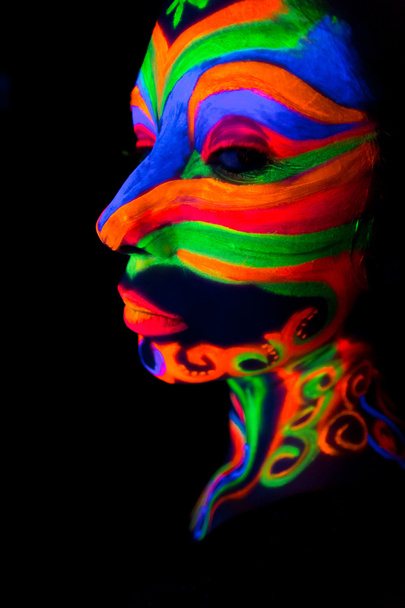 Vrouw met make-up kunst van gloeiende Uv Fluorescerend poeder - Foto, afbeelding