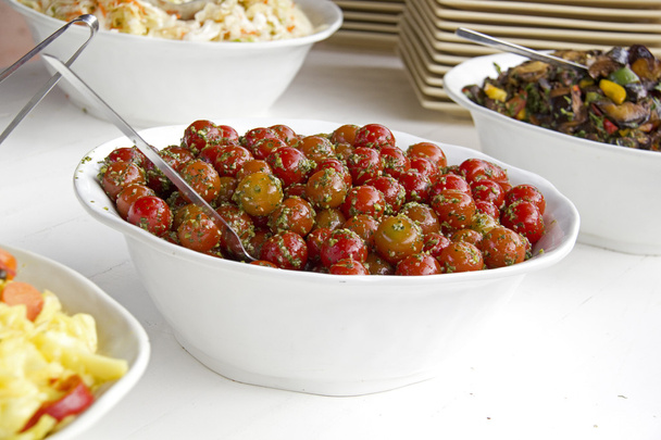 Salade de tomates Sherry à l'huile d'olive, sésame et herbes
 - Photo, image