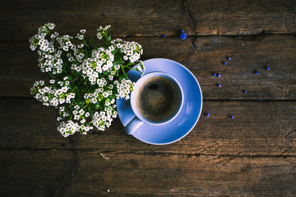 Bílé květy s šálkem kávy na staré dřevěné pozadí - Fotografie, Obrázek