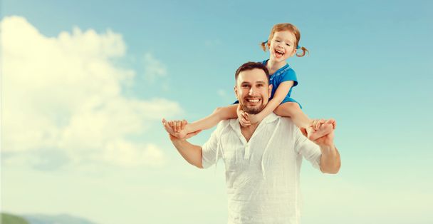 Счастливого Дня отца семьи. отец и ребенок дочь играют и
 - Фото, изображение