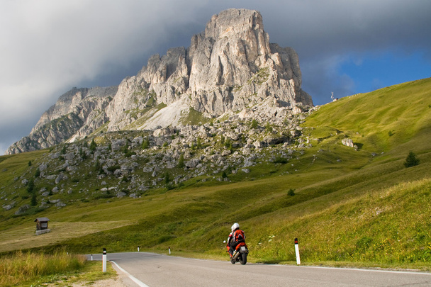 μοτοσικλετιστές στο βουνό περάσει - Φωτογραφία, εικόνα