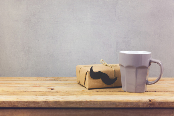 Coffee cup and gift box  - Valokuva, kuva