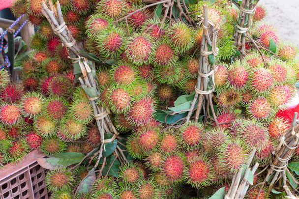 Rambutan fresco en el mercado
 - Foto, imagen
