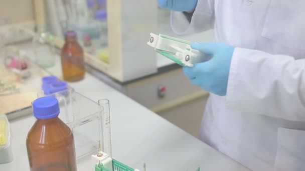 Лабораторія на робочому місці для ДНК-тест - Кадри, відео