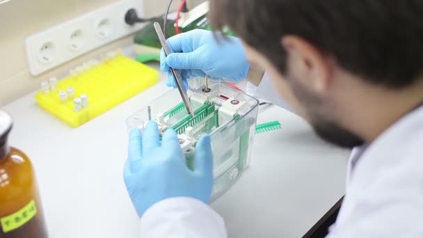 Laboratorio de trabajo para la prueba de ADN
 - Metraje, vídeo