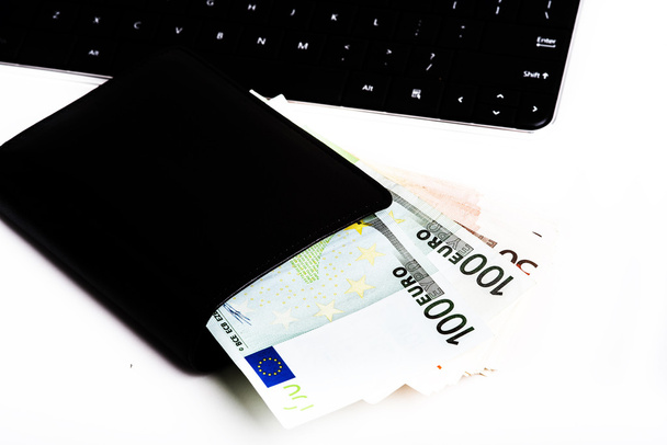 Portemonnee vol euro en toetsenbord. - Foto, afbeelding
