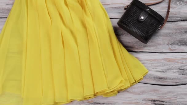 keltainen mekko ja aurinkolasit
. - Materiaali, video
