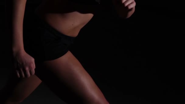 Atleta femenina de pie en posición de inicio, lista para alcanzar el éxito, competición
 - Metraje, vídeo